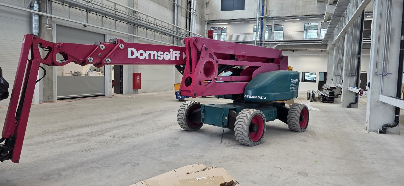 Gelenkteleskopbühne Dornseiff GTB280D E/2 in einer Industriehalle, wie sie im Rahmen der Hubarbeitsbühnenschulung eingesetzt wird