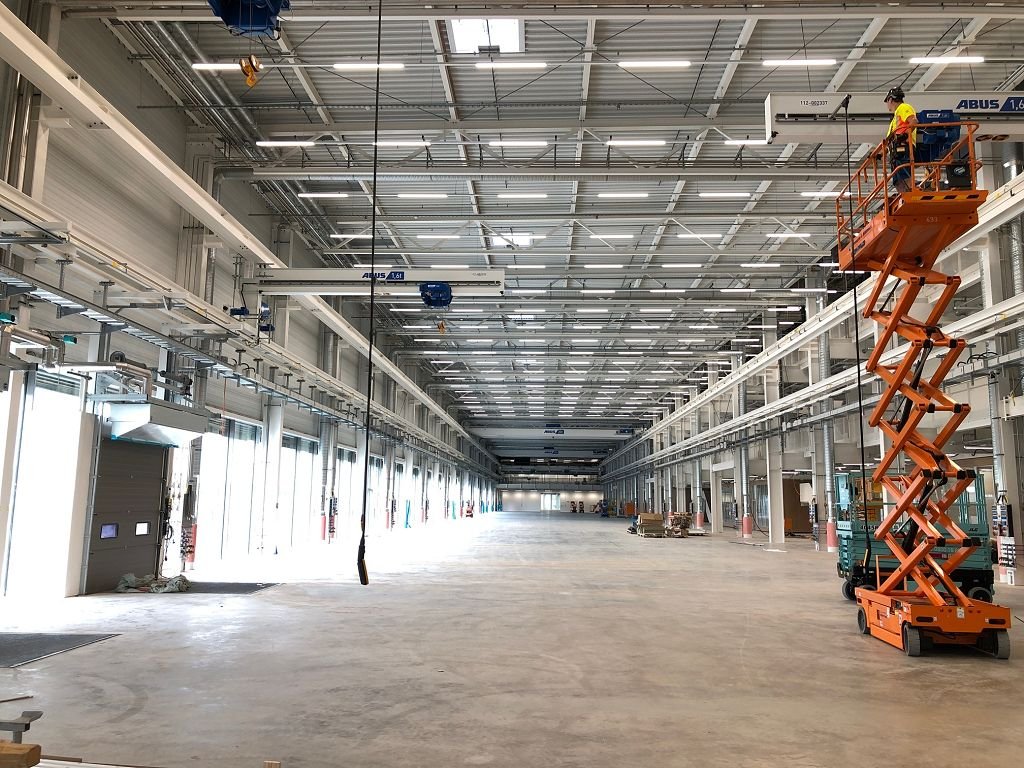 Erstinbetriebnahme von ABUS-Brückenkranen in einer neuen Industriehalle mit Scherenbühne